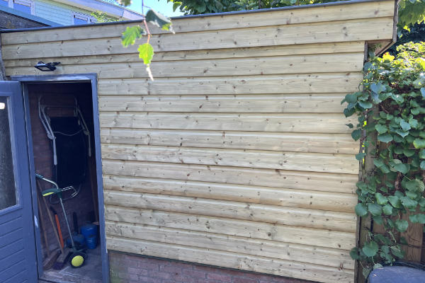 Houten zijwand van schuur vervangen