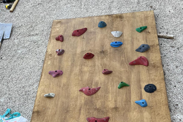 Klimwand op speelhuis