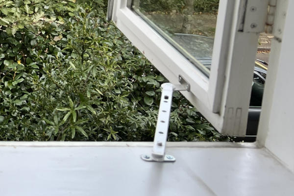 Raamuitzetters gemonteerd op raam