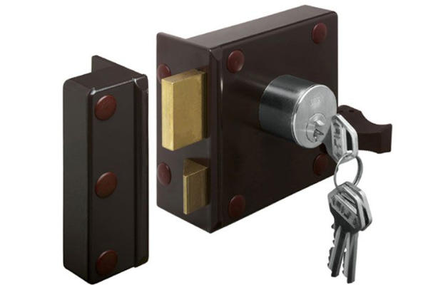 Oplegslot op deur gemonteerd