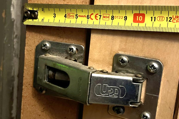 Scharnieren vervangen bij hangende kastdeur