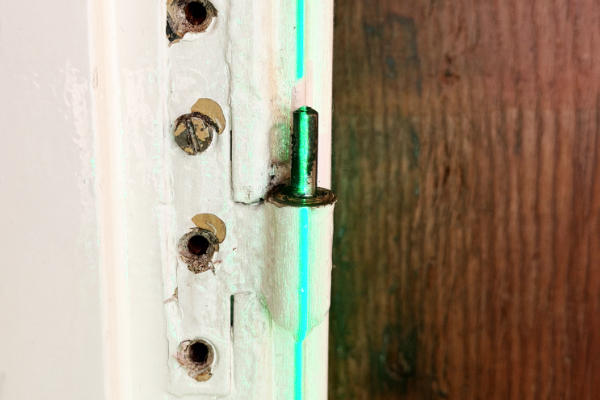 Deur uitgelijnd met laserwaterpas