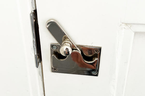 Vrij-bezet slot op toiletdeur