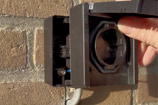 Buitenstopcontact gemonteerd op gevel