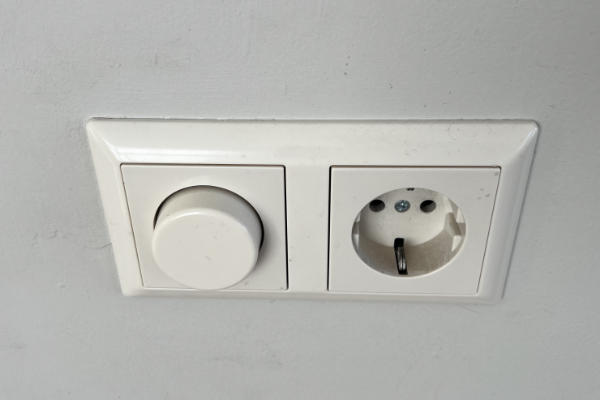 LED-dimmer geïnstalleerd met schakelaar