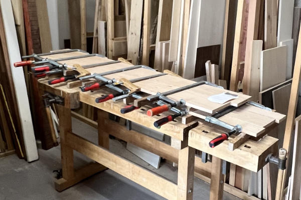 Eikenhout verlijmd met lijmklemmen