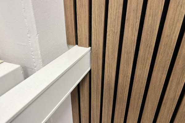 Akoestische panelen op maat rond stopcontacten