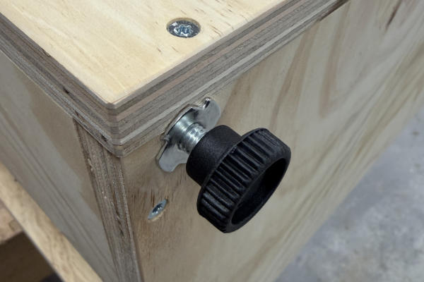 Verstelbare draaipootjes onder kast