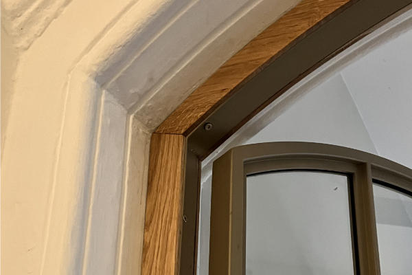 Eikenhouten afdeklijsten rond deur