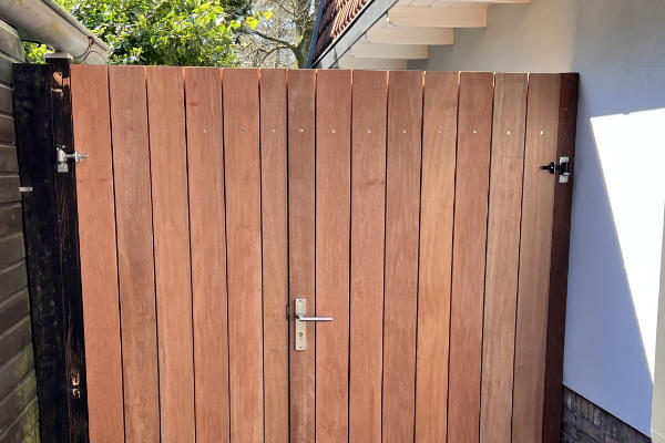 Nieuwe houten poortdeuren