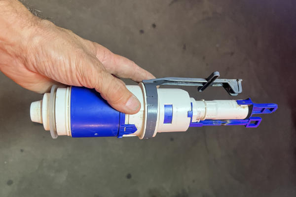 Bodemventiel van toilet vervangen