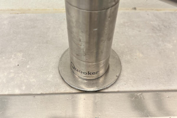 Quooker kraan stevig gemonteerd op aanrecht