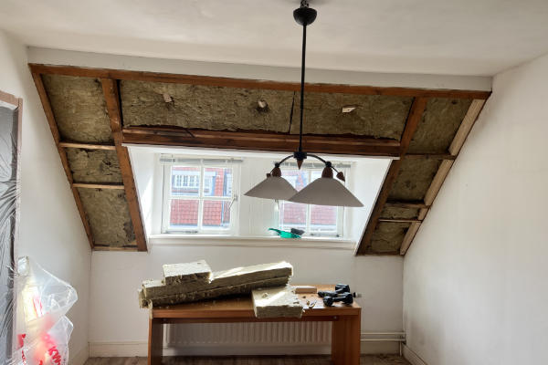 Schuin dak met isolatie en gipsplaten