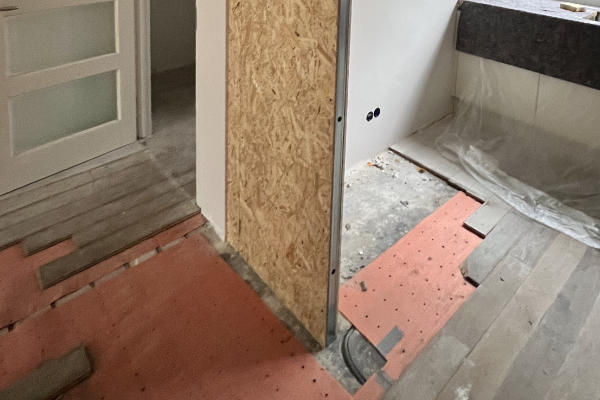 Keukenmuur opgebouwd met frame en gipsplaat