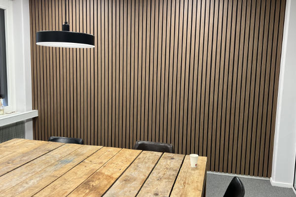 Akoestische panelen op wand