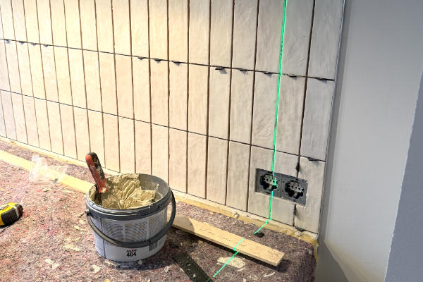 Tegelwand geplaatst in keuken